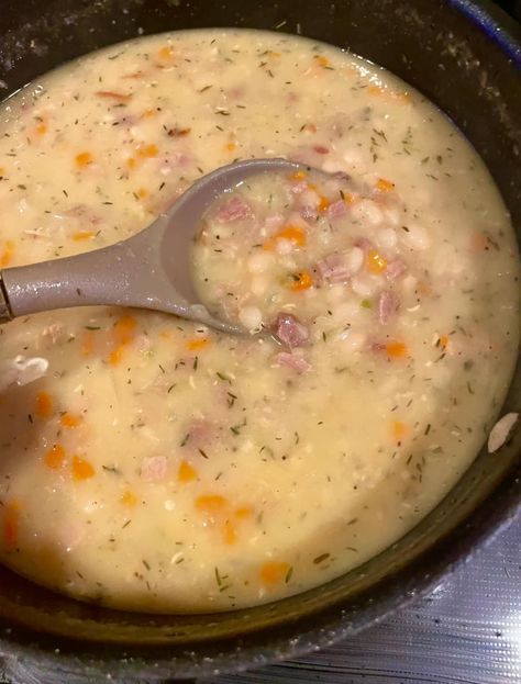 Creamy Navy Bean Soup - Easy DIY Recipes Navy Bean Recipes, Navy Bean Soup, White Bean Soup Recipes, Navy Beans, Slow Cooked Chicken, Ham Bone, Navy Bean, Ham And Beans, Dried Thyme