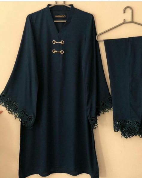 Khadar Shirts Design For Girls Pakistani, Latest Shirt Designs For Women Pakistani, Simple Shirts Design Pakistani, Khaddar Dresses Design, Khaddar Shirt Design, Glowy Foundation, Glowy Makeup Look, Simple Dress Casual, Latest Dress Design