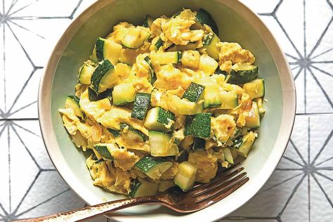 Zucchini and Eggs Recipe | Leite's Culinaria Egg Zucchini, Breakfast Boats, Zucchini Egg, Tomato Bake, Zucchini Breakfast, Breakfast Healthy Recipes, Egg Cups Recipe, Zucchini Patties, Egg Skillet