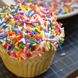 Sprinkle Dip, Sprinkles Cupcakes, Cupcakes Vanilla, Rainbow Sprinkle, Sprinkle Cupcakes, Creative Cupcakes, Sprinkle Cake, Love Cupcakes, Rainbow Sprinkles