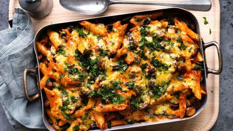 Adam Liaw's Mushroom and Spinach Stroganoff Bake Vegetarian Stroganoff, Stroganoff Pasta, Winter Pasta, Meat Free Monday, Best Vegetarian Recipes, Vegetarian Lunch, Vegetarian Pasta, Most Popular Recipes, Pasta Bake