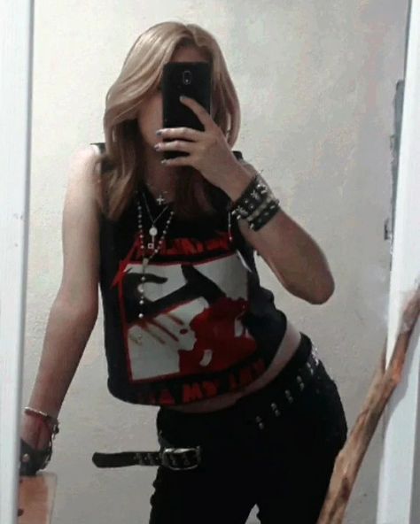 Metal Rock Outfit Women, Metallica Outfit Aesthetic, 90s Grunge Punk Outfits, Metal Female Outfit, Summer Metal Outfit, Metallica Inspired Outfits, Metallica Aesthetic Outfit, Nu Metal Concert Outfit, Rockstar Aesthetic Outfits Punk