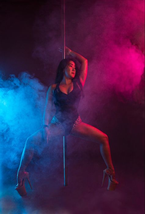 Red Pole Dancing Aesthetic, Pole Dance Photoshoot Ideas, Pole Photoshoot Ideas, Pole Picture Poses, Christmas Pole Dance, Beginner Pole Photoshoot Poses, Pole Dance Poses Photo Shoots, Pole Photoshoot Poses, Burlesque Poses