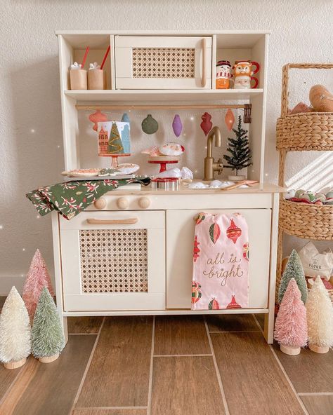 Kitchen Play Area, Christmas Kids Room, Ikea Play Kitchen, Toddler Kitchen, Colorful Playroom, Play Kitchens, Kids Playroom Decor, Christmas Play, Diy Play Kitchen