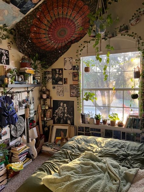 Hippie Apartment Aesthetic, Hippie Apartment, Decor Apartment Living Room, Chill Room, Home Decor Wallpaper, New Room Ideas, Grunge Room, Cool Room, Room Redesign