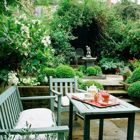 Traditional Garden Design, Painted Garden Furniture, Painted Outdoor Furniture, Wooden Garden Furniture, Garden Wallpaper, Walled Garden, Patio Plants, Have Inspiration, Traditional Garden