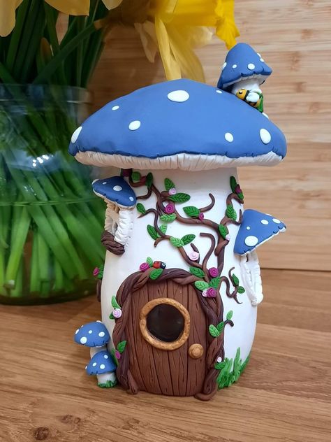 Mushroom House Out Of Clay, Clay Pot Art Ideas, Polymer Fairy Houses, Fairy House Pot, Plastic Bottle Art Creative Crafts, Clay Fairy House Jar, Bottle Crafts With Clay, Clay Fairy House Diy, Air Dry Clay Fairy House