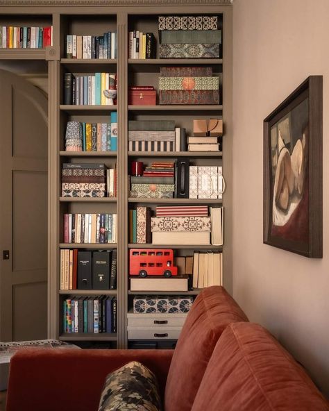 Farrow And Ball Hallway, Classic English Interiors, Farrow And Ball Living Room, Setting Plaster, Shelf Decor Living Room, Living Room Built Ins, Barn Kitchen, Earthy Home, Farrow And Ball