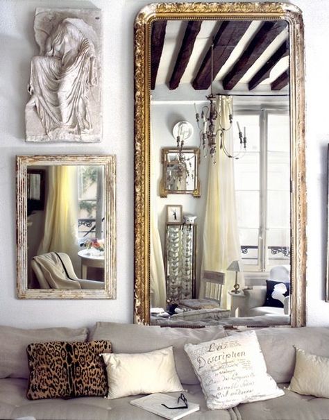 Don't know what to do with your tall walls? Here's a look at 8 methods and 28 ideas for these oversized spaces that will complete the look of your room. Tall Wall Decor, Romantic Interior, Mirror Design Wall, Mirror On The Wall, Paris Apartments, Design Del Prodotto, Style At Home, A Mirror, Home Decor Mirrors