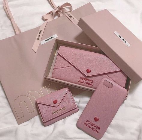 Dekorasi Halloween, Baby Pink Aesthetic, Cute Wallets, Miu Miu Wallet, Pretty Bags, Pink Princess, Cute Bags, Cute Makeup, Pink Aesthetic