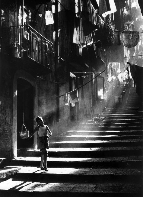 Napoli © Piergiorgio Branzi Piergiorgio Branzi, Vintage Foto's, Light Rays, Foto Art, White Picture, Jolie Photo, Black White Photos, Street Photo, Black And White Pictures