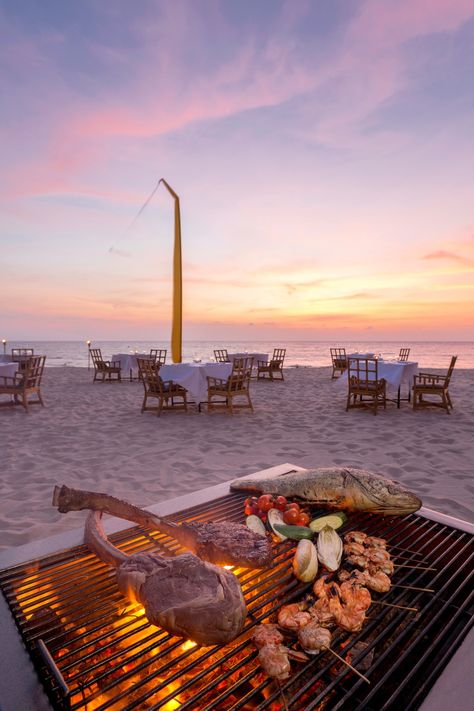 Beach Side Dinner, Grill On The Beach, Beach Wedding Catering, Beach Barbeque Party, Beach Barbecue Aesthetic, Beach Bbq Wedding, Bbq On The Beach, Beach Buffet, Beach Bbq Aesthetic