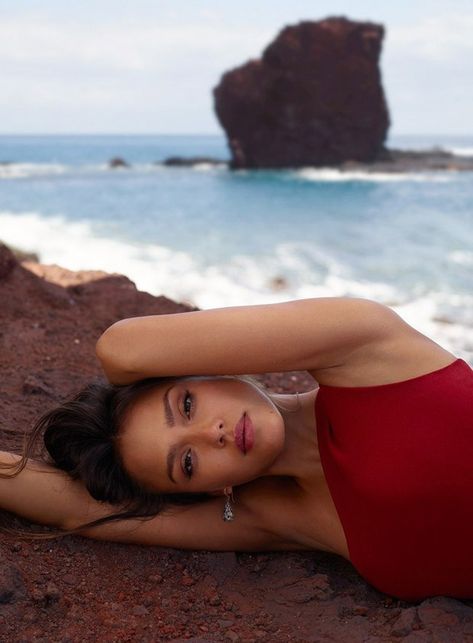 Jessica Alba for InStyle by Thomas Whiteside Jessica Alba Beach, Victoria Beckham Dress, Photographie Portrait Inspiration, Beach Photography Poses, Instyle Magazine, Beach Shoot, On The Rocks, Beach Poses, Beach Photoshoot