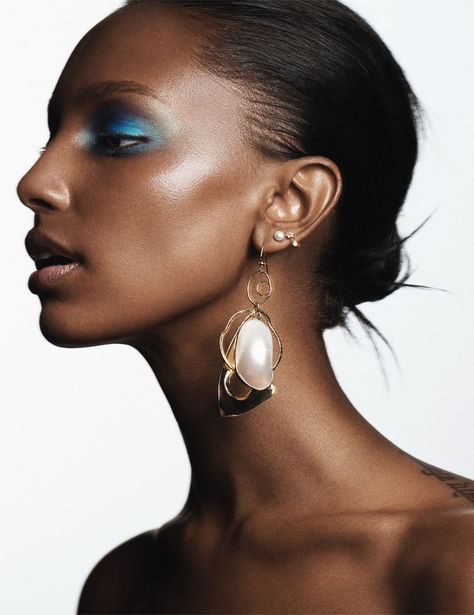 ELLE Editorial: Seashell Inspired Makeup on Jasmine Tookes Jasmin Tookes, Shimmery Makeup, Shimmer Makeup, Popular Earrings, Elle Us, Jewelry Editorial, Jasmine Tookes, Photoshoot Makeup, Beauty Make-up