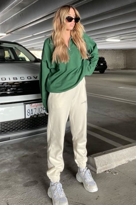 Comfy tiktok outfit '90s Baggy Sweatpants In Ivory White Sweat Pants Outfits, Tshirt And Sweatpants Outfit, Moesha Outfits 90s, Cream Sweatpants Outfit, Moesha Outfits 90s Fashion, Moesha Outfits, Outfit With Sweatpants, Green Sweatpants Outfit, Comfy Sweatpants Outfit