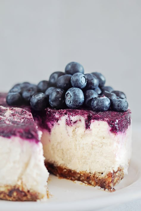 A Blueberry Raw Cheesecake For A Special Valentine | The Awesome Green American Dessert, Raw Cheesecake, Cheesecake Vegan, Dessert Oreo, Raw Vegan Desserts, Raw Cake, Brownie Desserts, Vegan Blueberry, Vegan Cheesecake