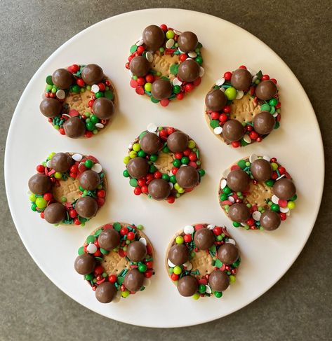 MalteserWreath_Complete2-webs Biscuit Wreath, Christmas Sweet Snacks, Xmas Food Ideas, Marie Biscuits, Christmas Bakes, Christmas Fair Ideas, Christmas Buffet, Xmas Recipes, Xmas Treats