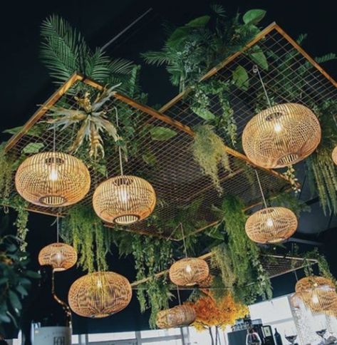 Artificial Flowers Outdoors, Hanging Plants Outdoor, Decoration Restaurant, Plants Outdoor, Banana Plants, Privacy Screen Outdoor, Outdoor Privacy, Salon Interior Design, Outdoor Restaurant