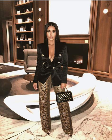 Amrezy Outfits, Lux Office, Amra Olevic, Kim Kardashian Outfits, Kardashian Outfit, Gold Mine, Mom Fashion, Fashion Guide, Office Outfit