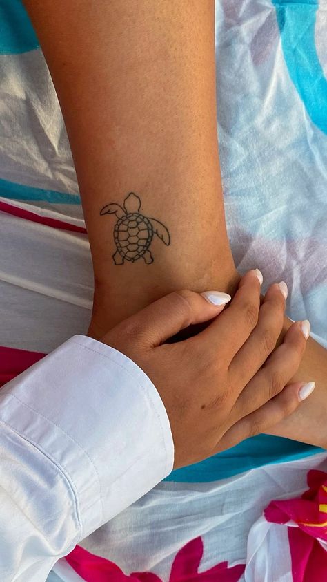 Turtle Behind Ear Tattoo, Animal Tatoos Woman, Ocean Tattoos Ankle, Mini Sea Turtle Tattoo, Tattoos To Get On Holiday, Small Tattoos Animals, Simple Beach Tattoos, Little Animal Tattoos, Little Turtle Tattoo