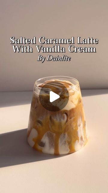 Mia on Instagram: "Salted Caramel Latte With Vanilla Cream🤎

Bahan - bahan / Ingredients:
10 ml vanilla syrup
40 ml whipping cream
15 ml milk
Salted caramel sauce
100 ml milk
Espresso
Ices

#homecafe #homecafeindonesia #recipe #aesthetic #vanilla #saltedcaramel #coffee #reels" Caramel Milk Tea, Coffee Reels, Salted Caramel Latte, Special Drinks, Whipped Coffee, Recipe Aesthetic, Coffee Cappuccino, Salted Caramel Sauce, Caramel Latte