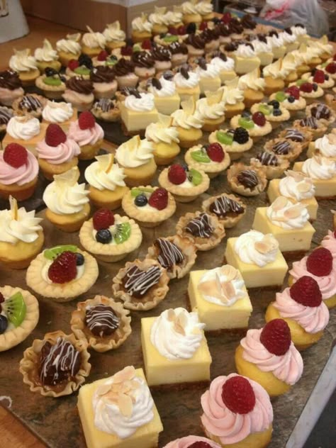 Dessert Buffet Birthday, Dessert Buffet Ideas, Wedding Dessert Buffet, Desert Buffet, Desert Tables, Dessert Buffet Table, Sweet Buffet, Buffet Dessert, Sweet Corner