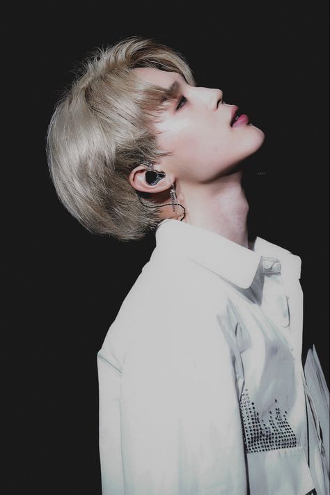 LOOK AT HIS JAWLINE PARK JIMIN IS GOD Jimin Wattpad, Jimin Pictures, Bts Boys, Bts Photo, Bts Funny, Park Jimin, Bangtan Sonyeondan, Good Music, Antonio Mora Artwork