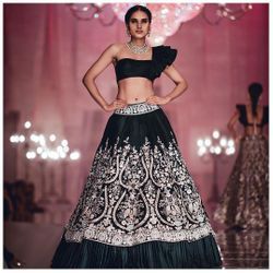 January 2020 - Manish Malhotra Pictures | Bridal Wear in Delhi NCR - WedMeGood Manish Malhotra Lehenga Bridal, Manish Malhotra Bridal, Manish Malhotra Lehenga, Black Lehenga, Designer Bridal Lehenga, Alternative Wedding Dresses, Indian Bridal Wear, Manish Malhotra, Lakme Fashion Week