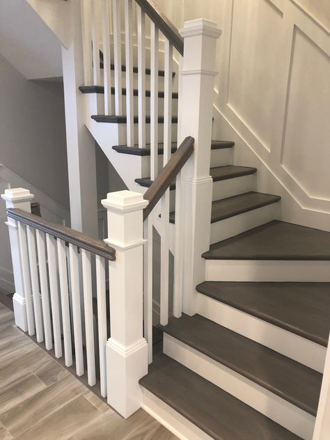 Perfect Stairs 😉 Grey Painted Stairs, Black And White Stairs, Baddie Bedroom, Laminate Stairs, Gray Stairs, Stairs Renovation, White Staircase, White Stairs, Staircase Railing Design