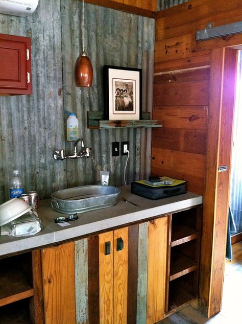 Reclaimed Space, Land Yacht ... rustic bathroom idea!!!  Love it!!! Mehndi Easy, Rustic Bathroom Ideas, Christmas Homes, Lights Installation, Yard Maintenance, Rustic Bathroom Decor, Rustic Bathrooms, Hand Mehndi, Simple Mehndi