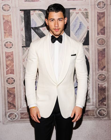 Celebrity Tuxedo Men, Black Wedding Dress Wedding, White Tuxedo Men, Walima Outfit, Ralph Lauren Tuxedo, White Tuxedo Wedding, Fashion For Men Over 40, Men's Tuxedo Wedding, White Tuxedo Jacket