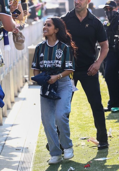 Soccer Game Fits Women, Soccer Wives Outfits, Soccer Games Outfit, Soccer Game Outfits Aesthetic, Soccer Event Outfit, Soccer Game Outfit Women Summer, Football Match Outfit Women, How To Style A Soccer Jersey Women, Becky G Soccer Outfits