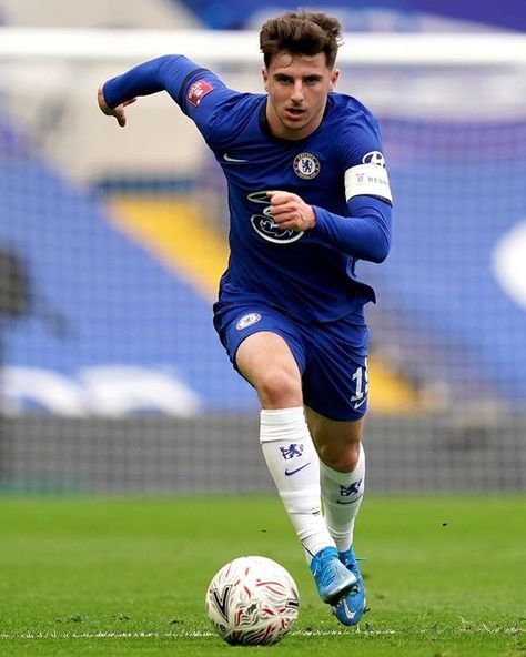 Mason Mount 2021 Soccer Action Photography, Football Pose Reference, Soccer Poses, Senior Night Posters, Running Pose, Football Poses, Football Drawing, Anatomy Practice, Football Photography