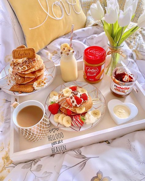 Cute Breakfast Ideas, Pancake Recipe Buttermilk, Breakfast Recipes Sweet, Breakfast Tray, Nutella Recipes, Buttermilk Pancakes, Sweet Snacks Recipes, Birthday Cake Decorating, Breakfast In Bed