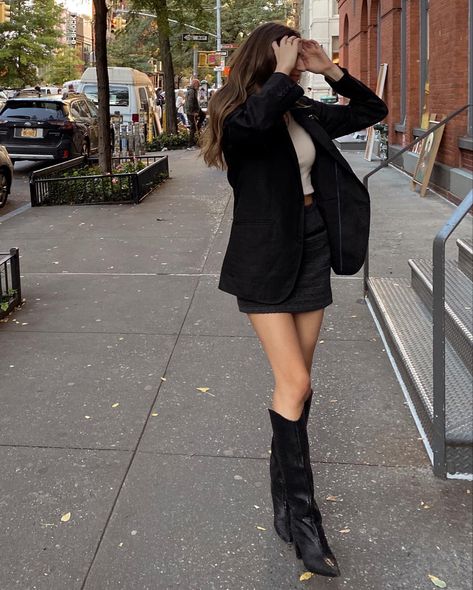 Schutz boots, classic style, easy outfit inspo Schutz Maryana Boot Outfit, Schultz Maryana Boots, Chic Black Boots With Chain, Schutz Maryana Boot, Isabel Marant Crisi Boot Outfit, Schutz Tennie Boots, Schutz Boots, Nyc Outfits, Easy Outfit