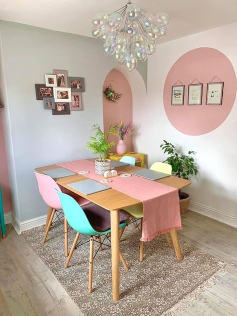 Dining Room Ideas Colorful, Pastel Colour House Interior, Girly Dining Room, Pastel Dining Room, 70s House, Easy Room Decor, Pastel Walls, Pastel House, Apartment Living Room