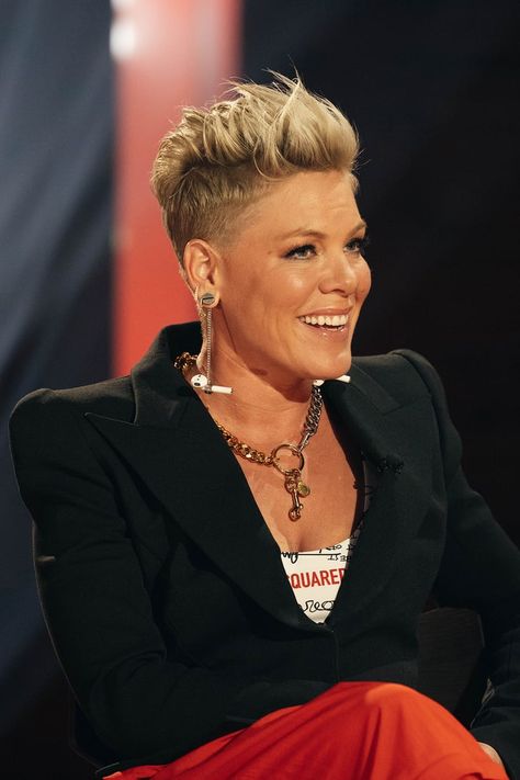 Pink Dedicates an Emotional New Song to Her Dad Hair Like Pink The Singer, Pink Haircut Singer, Singer Pink Hairstyles, P!nk Hairstyles, Mini Mohawk, Pink Singer Hairstyles, Pink's Hair, Singer Pink, Pink Haircut