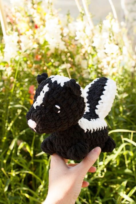 Chubby Skunk Crochet toys patterns free amigurumi #crochettoyspatternsfreeamigurumi #crochet #crochettoy #crochetpattern #crochetpatterns 1.664 Skunk Crochet, Toys Quotes, Crochet Lion, Easy Crochet Animals, Crochet Cushion Cover, Quick Crochet Patterns, Spring Easter Crafts, Crochet Cow, Crochet Unicorn