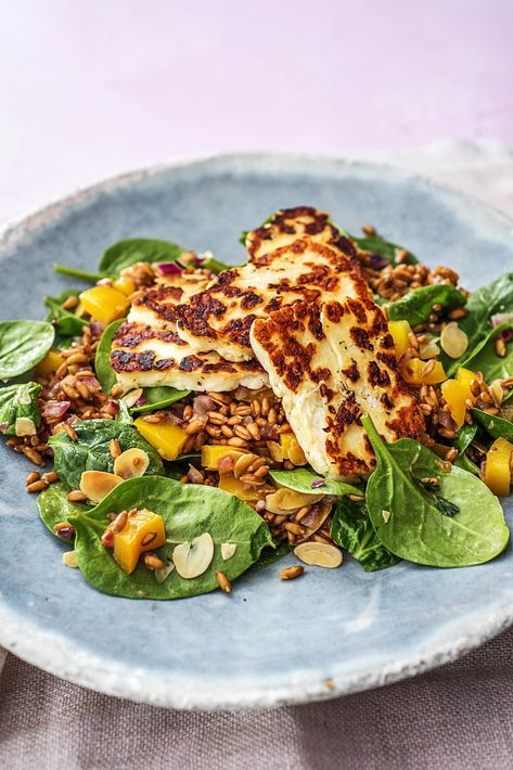 Salade de farro au haloumi Halloumi Farro Salad, Haloumi Salad Ideas, Halloumi Salad Recipes, Haloumi Recipes, Fig Dressing, Macro Recipes, Halloumi Cheese, Halloumi Salad, Gluten Free Sides