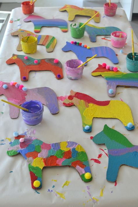 Cut Dala horse shapes from cardboard and let the kids paint and embellish - perfect party craft! Art Party Foods, Art Party Activities, Kids Art Party, Art Party Decorations, Art Party Favors, Party Activities Kids, Art Party Invitations, Maluchy Montessori, Horse Party