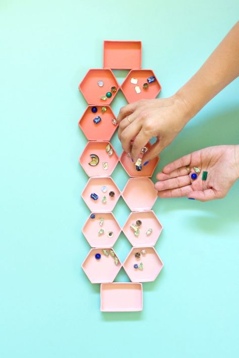 How to Make a DIY Mancala Game for Game Night Mancala Game, Cardboard Jewelry, Cardboard Jewelry Boxes, Diy Games, Clever Diy, Family Game Night, Easy Diy Projects, Jewelry Boxes, Game Night