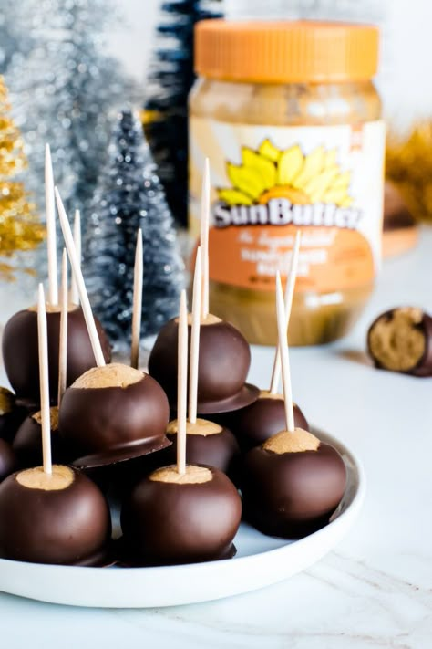 You'll love these easy to make and DELICIOUS, allergy-friendly buckeyes, creamy, perfectly sweet SunButter balls dipped in vegan chocolate.|Recipe www.allergylicious.com| #vegan #dairyfree #glutenfree #nutfree #buckeye |Recipe www.allergylicious.com| #vegan #dairyfree #glutenfree #nutfree #buckeye Sunflower Butter Balls, Sun Butter Balls, Sunbutter Desserts, Sunflower Butter Recipes, Sunbutter Recipes, Buckeye Recipe, Buckeye Candy, Peanut Butter Substitute, Peanut Free Desserts