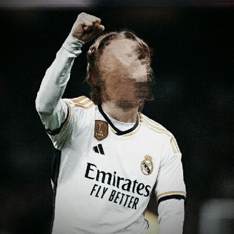 Modric Icon, Modric Wallpapers, Modric Real Madrid, Wallpaper Football, Football Pics, Real Madrid Team, Luka Modric, Wallpaper Themes, Football Boys