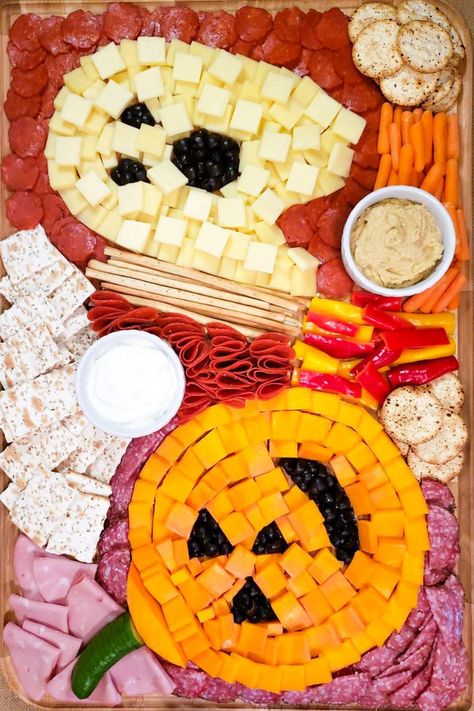 Create the ultimate Halloween charcuterie board with a jack-o-lantern, ghost and so much more! Halloween Charcuterie Board Ideas, Halloween Platter, Halloween Charcuterie Board, Halloween Charcuterie, Halloween Party Appetizers, Charcuterie Board Ideas, Fun Halloween Food, Halloween Food Treats, Charcuterie Inspiration