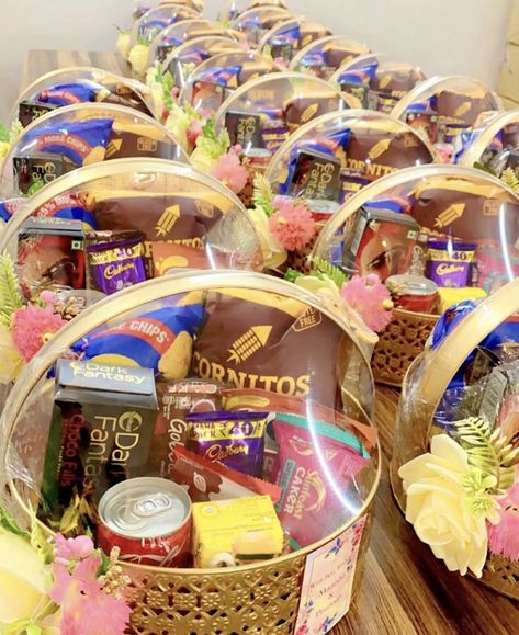 Wedding Gift Hamper Ideas For Guests, Indian Wedding Hampers, Food Hampers Packaging Basket Ideas, Wedding Room Hampers, Hampers Packaging Ideas, Basket Hamper Packing Ideas, Diwali Hamper Packing Ideas, Rakshabandhan Hampers, Snacks Hamper