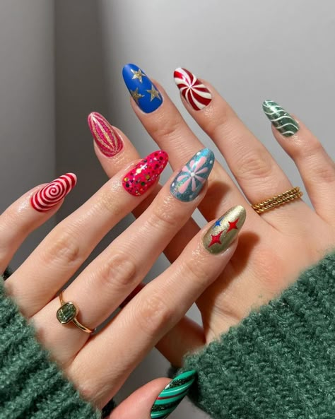 It’s tiiiiimmmeee🧣🎄✨ My most favorite time of the year is here & to celebrate that I’ve compiled some of my absolute fav nail looks from the last few holiday seasons!! This post is the perfect one stop shop for holiday nail inspiration 😘🎄❤️ Christmas Nail Extensions, Creative Christmas Nails, Maximalist Christmas Nails, Non Traditional Christmas Nails, Nails Christmas New Years, Funky Christmas Nails, Home Nail Designs, Fun Winter Nails, New Year Nails Design