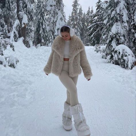 Alaska Outfits, Snow Fits, Ski Trip Outfit, Winter Outfits Snow, Snow Photoshoot, Winter Travel Outfit, Japan Outfit, Winter Photoshoot, Winter Fashion Outfits Casual