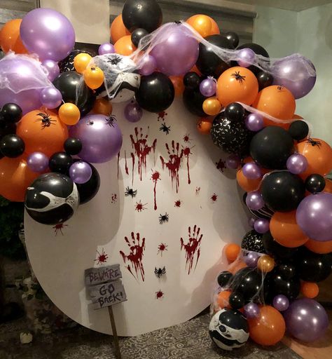 Ballon Arch Halloween, Halloween Birthday Party Balloon Arch, Spooky Halloween Backdrop, Ballon Halloween Decoration, Creepy Halloween Balloon Arch, Halloween Balloon Backdrop, Scary Halloween Balloon Garland, Two Spooky Balloon Arch, Halloween Backdrop Ideas