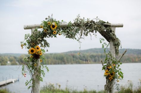 Wooden Wedding Arches, Sunflower Wedding Decorations, Rustic Sunflower Wedding, Wedding Arch Rustic, Sunflower Themed Wedding, Sunflower Wedding Bouquet, Wedding Ceremony Ideas, Daisy Wedding, Wedding Arch Flowers