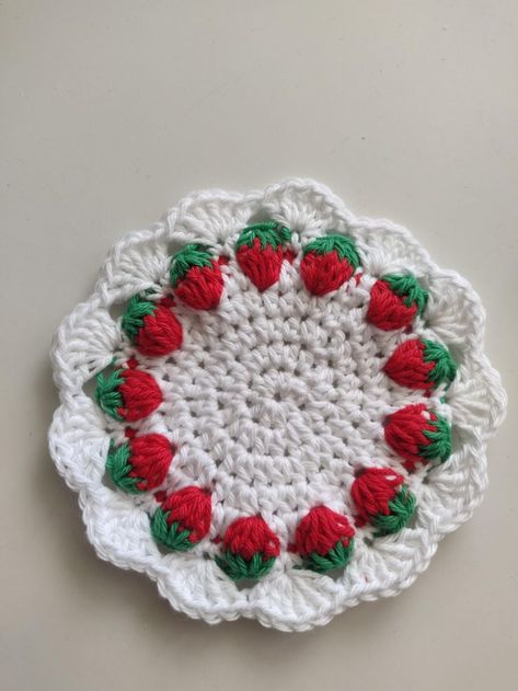 Crochet Strawberry, Swap Ideas, Crochet Coaster, Crochet Business, Kawaii Crochet, Fun Crochet Projects, Crochet Things, Granny Square Crochet Pattern, Diy Crochet Projects